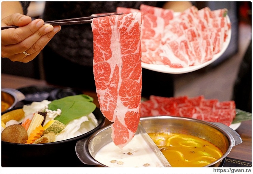 網路高人氣火鍋店，海鮮份量十足、飲料甜點吃到飽，宵夜九折千萬要訂位！