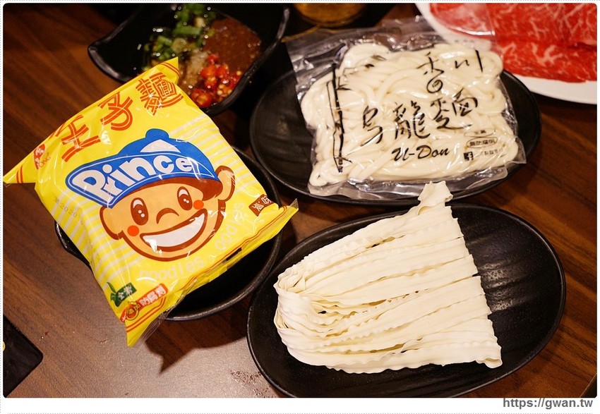 網路高人氣火鍋店，海鮮份量十足、飲料甜點吃到飽，宵夜九折千萬要訂位！