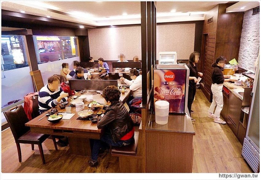 網路高人氣火鍋店，海鮮份量十足、飲料甜點吃到飽，宵夜九折千萬要訂位！