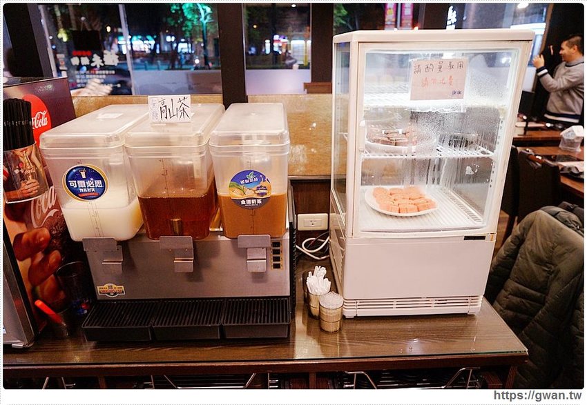 網路高人氣火鍋店，海鮮份量十足、飲料甜點吃到飽，宵夜九折千萬要訂位！