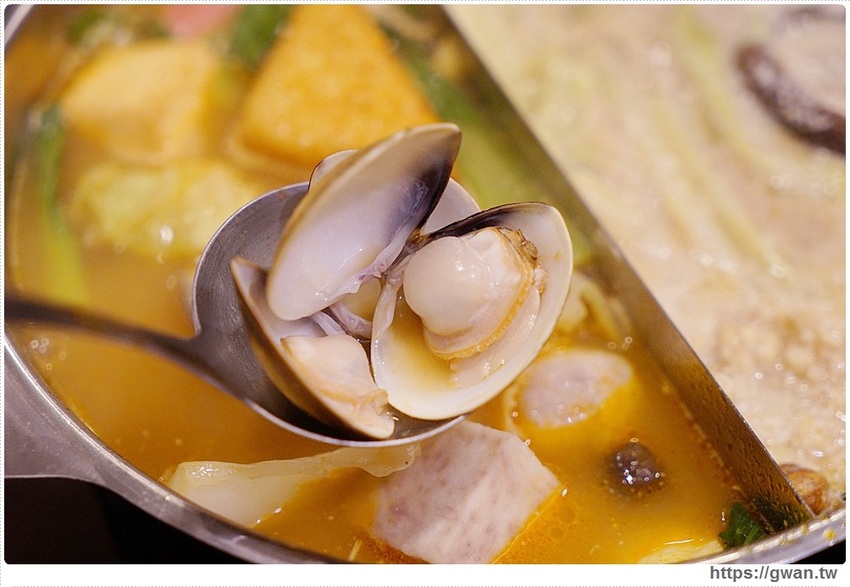 網路高人氣火鍋店，海鮮份量十足、飲料甜點吃到飽，宵夜九折千萬要訂位！