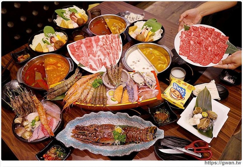 網路高人氣火鍋店，海鮮份量十足、飲料甜點吃到飽，宵夜九折千萬要訂位！