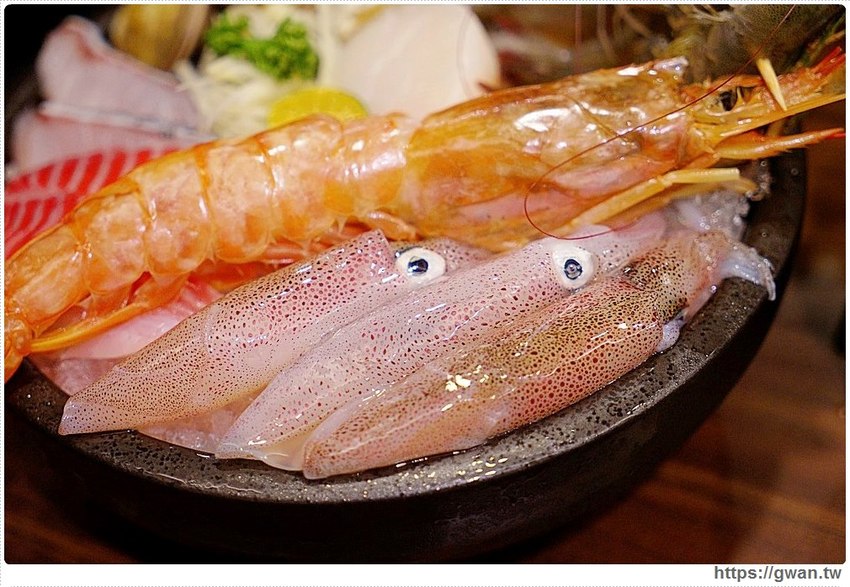 網路高人氣火鍋店，海鮮份量十足、飲料甜點吃到飽，宵夜九折千萬要訂位！