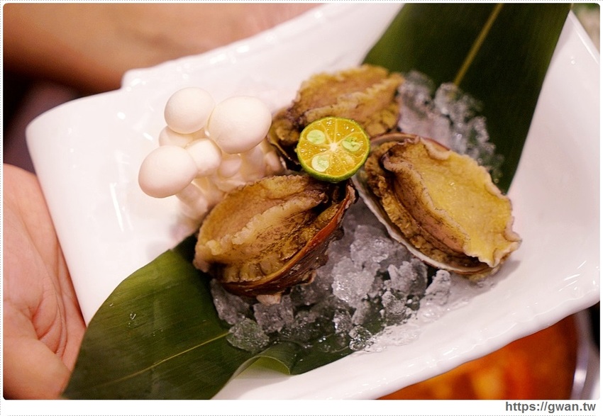 網路高人氣火鍋店，海鮮份量十足、飲料甜點吃到飽，宵夜九折千萬要訂位！