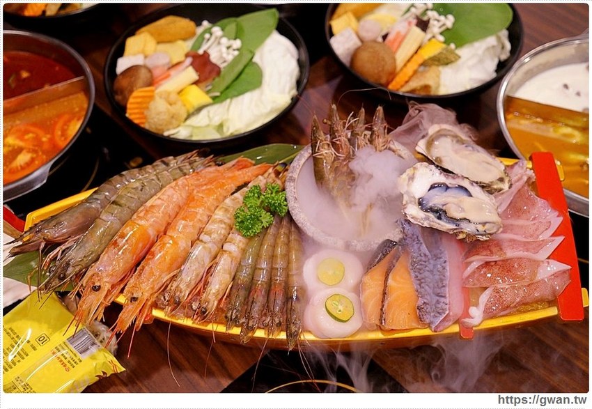 網路高人氣火鍋店，海鮮份量十足、飲料甜點吃到飽，宵夜九折千萬要訂位！