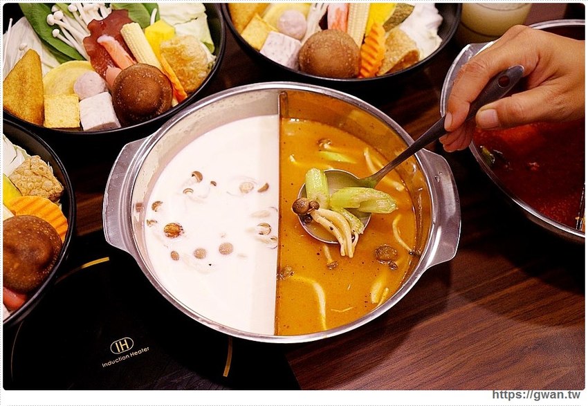 網路高人氣火鍋店，海鮮份量十足、飲料甜點吃到飽，宵夜九折千萬要訂位！