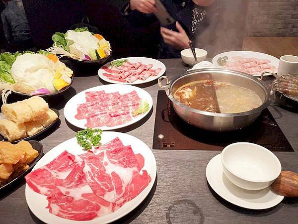 美食 ░ 高雄火鍋【舞古賀鍋物】bukogashabushabu瑞豐夜市頂級海鮮x高檔肉品和牛吃到飽,饕客們推廣的火鍋首選!