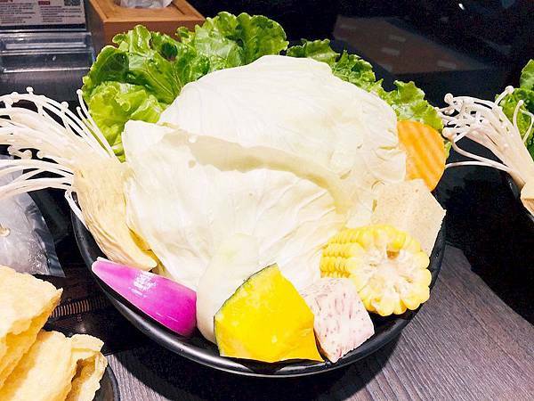 美食 ░ 高雄火鍋【舞古賀鍋物】bukogashabushabu瑞豐夜市頂級海鮮x高檔肉品和牛吃到飽,饕客們推廣的火鍋首選!