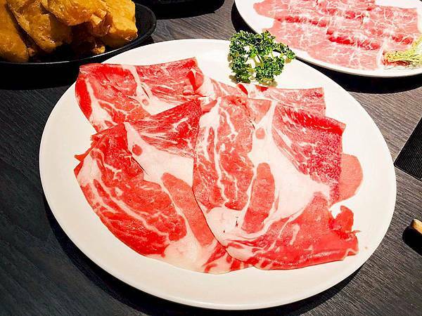 美食 ░ 高雄火鍋【舞古賀鍋物】bukogashabushabu瑞豐夜市頂級海鮮x高檔肉品和牛吃到飽,饕客們推廣的火鍋首選!