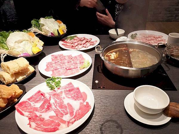 美食 ░ 高雄火鍋【舞古賀鍋物】bukogashabushabu瑞豐夜市頂級海鮮x高檔肉品和牛吃到飽,饕客們推廣的火鍋首選!