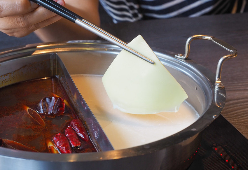 [高雄火鍋推薦]舞古賀鍋物專門店-平價爽吃高級肉和海鮮滿滿痛風蝦爆套餐 - 美食好芃友