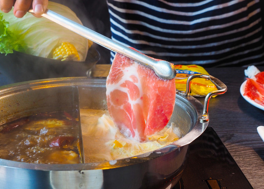 [高雄火鍋推薦]舞古賀鍋物專門店-平價爽吃高級肉和海鮮滿滿痛風蝦爆套餐 - 美食好芃友