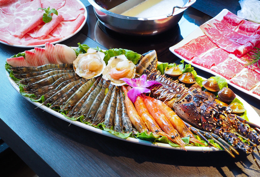 [高雄火鍋推薦]舞古賀鍋物專門店-平價爽吃高級肉和海鮮滿滿痛風蝦爆套餐 - 美食好芃友