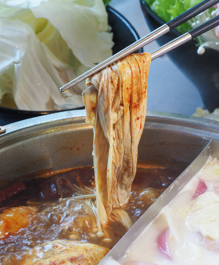 [高雄火鍋推薦]舞古賀鍋物專門店-平價爽吃高級肉和海鮮滿滿痛風蝦爆套餐 - 美食好芃友