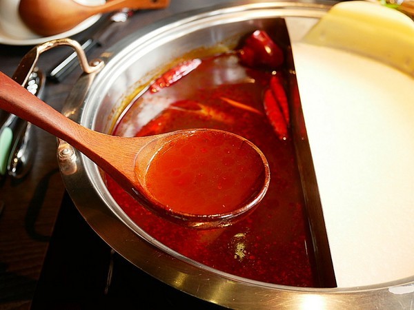 舞古賀鍋物專門店:舞古賀鍋物專門店-高雄鼓山巨蛋站海鮮火鍋 店內主打高檔食材 螃蟹和牛都享用得到 約會聚餐衝一波