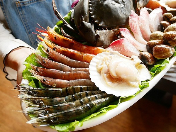 舞古賀鍋物專門店:舞古賀鍋物專門店-高雄鼓山巨蛋站海鮮火鍋 店內主打高檔食材 螃蟹和牛都享用得到 約會聚餐衝一波