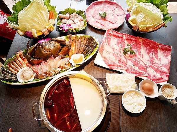舞古賀鍋物專門店:舞古賀鍋物專門店-高雄鼓山巨蛋站海鮮火鍋 店內主打高檔食材 螃蟹和牛都享用得到 約會聚餐衝一波