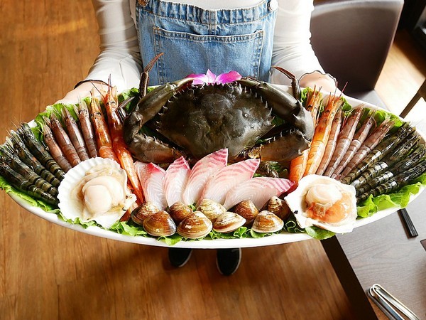 舞古賀鍋物專門店:舞古賀鍋物專門店-高雄鼓山巨蛋站海鮮火鍋 店內主打高檔食材 螃蟹和牛都享用得到 約會聚餐衝一波