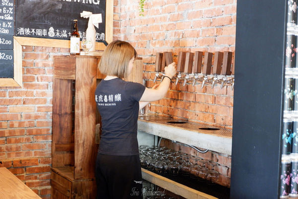 【食記】台中・西區｜啜飲室台中，臺虎STACKS漢堡專賣店新開幕！精釀啤酒搭配鮮嫩多汁牛肉漢堡，今夏絕對不能錯過最Chill的搭配！