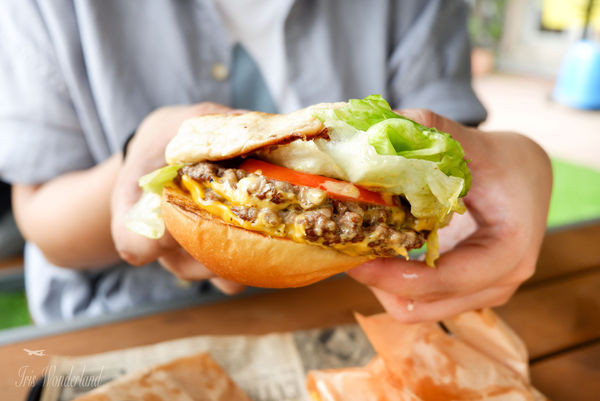 【食記】台中・西區｜啜飲室台中，臺虎STACKS漢堡專賣店新開幕！精釀啤酒搭配鮮嫩多汁牛肉漢堡，今夏絕對不能錯過最Chill的搭配！