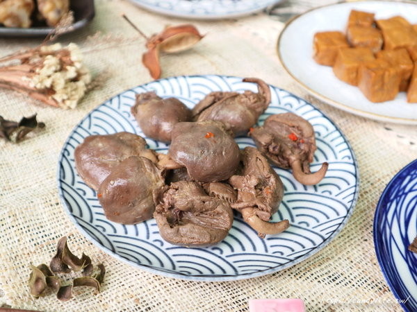 梅芳巷精緻滷味:台中美食│梅芳巷精緻滷味〃堅持祖傳秘方,傳成一甲子的冰鎮滷味,宵夜、解嘴饞的美食佳餚~