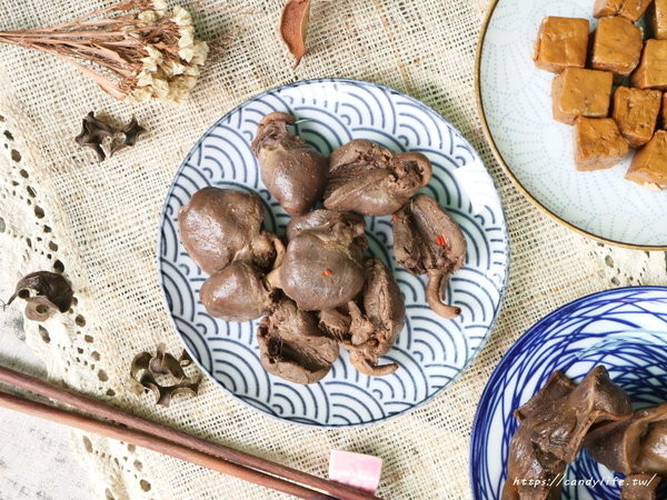 梅芳巷精緻滷味:台中美食│梅芳巷精緻滷味〃堅持祖傳秘方,傳成一甲子的冰鎮滷味,宵夜、解嘴饞的美食佳餚~