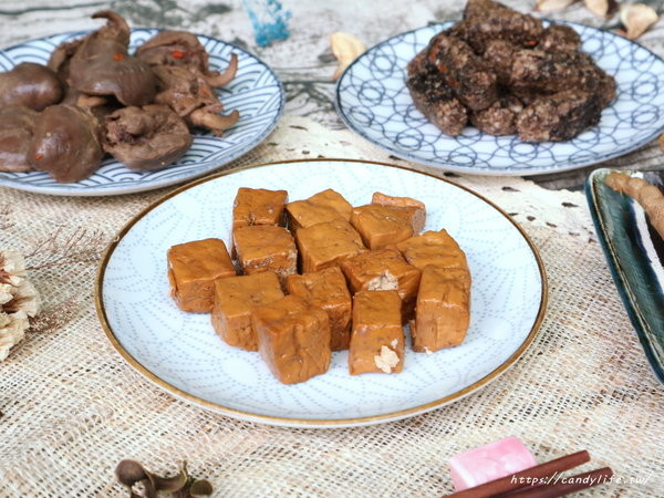 梅芳巷精緻滷味:台中美食│梅芳巷精緻滷味〃堅持祖傳秘方,傳成一甲子的冰鎮滷味,宵夜、解嘴饞的美食佳餚~