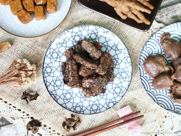 梅芳巷精緻滷味:台中美食│梅芳巷精緻滷味〃堅持祖傳秘方,傳成一甲子的冰鎮滷味,宵夜、解嘴饞的美食佳餚~