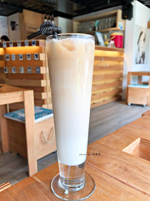 【台中 霧峰】WOOH WOOH WOOH 🎀 位在霧峰國小對面,可愛粉色貨櫃屋,內有3D立體彩繪,高人氣拍照熱點,寵物友善餐廳,餐點表現不錯,尤其採用有機生菜,新鮮吃的到~