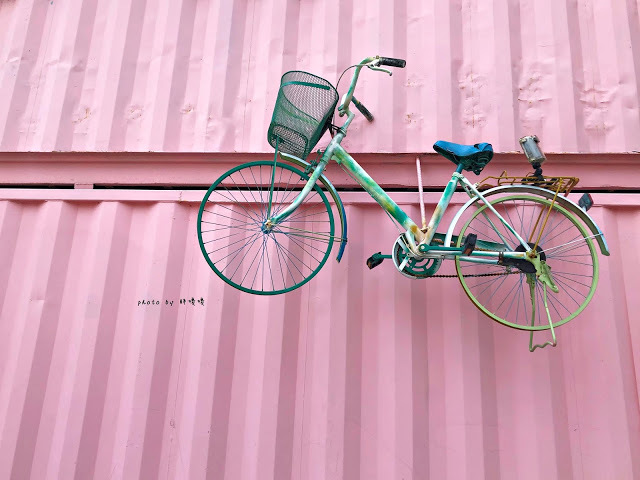 【台中 霧峰】WOOH WOOH WOOH 🎀 位在霧峰國小對面,可愛粉色貨櫃屋,內有3D立體彩繪,高人氣拍照熱點,寵物友善餐廳,餐點表現不錯,尤其採用有機生菜,新鮮吃的到~