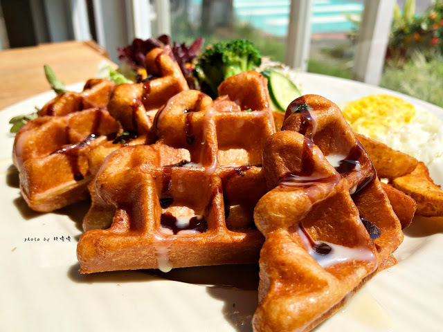 【台中 霧峰】WOOH WOOH WOOH 🎀 位在霧峰國小對面,可愛粉色貨櫃屋,內有3D立體彩繪,高人氣拍照熱點,寵物友善餐廳,餐點表現不錯,尤其採用有機生菜,新鮮吃的到~