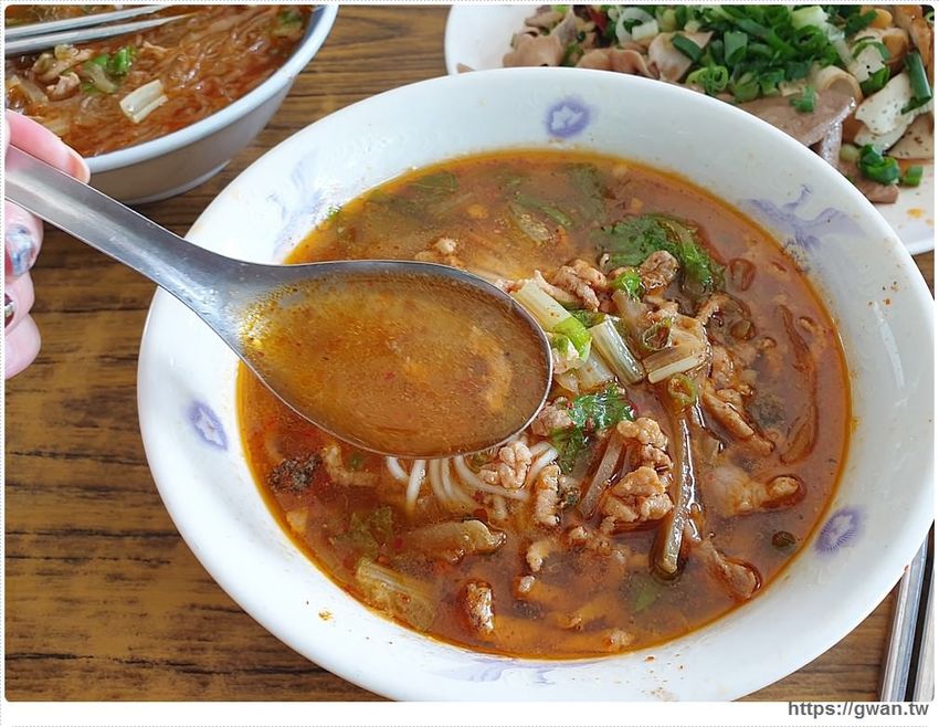 現點現炒、台南超好吃的榨菜肉絲麵，沒有招牌、門口大排長龍就是這一間！！