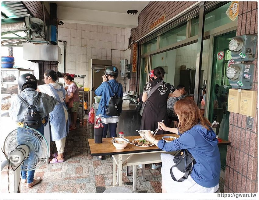 現點現炒、台南超好吃的榨菜肉絲麵，沒有招牌、門口大排長龍就是這一間！！