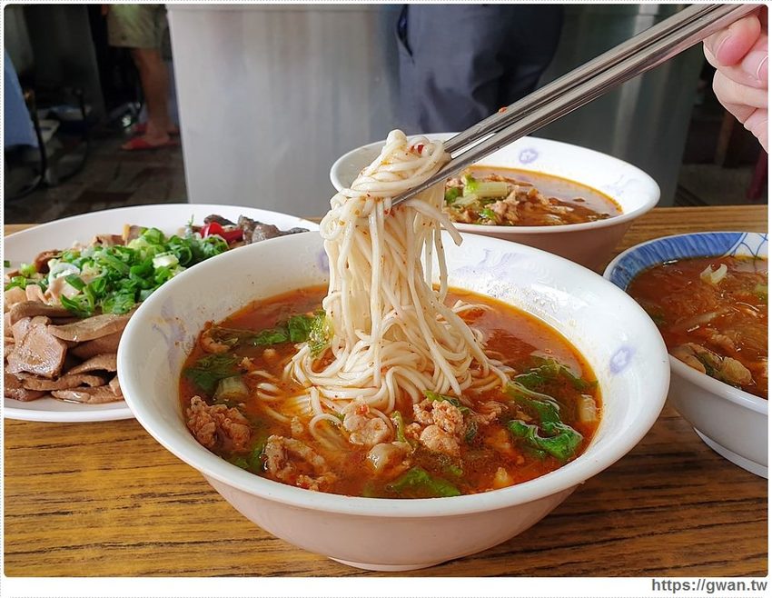 現點現炒、台南超好吃的榨菜肉絲麵，沒有招牌、門口大排長龍就是這一間！！