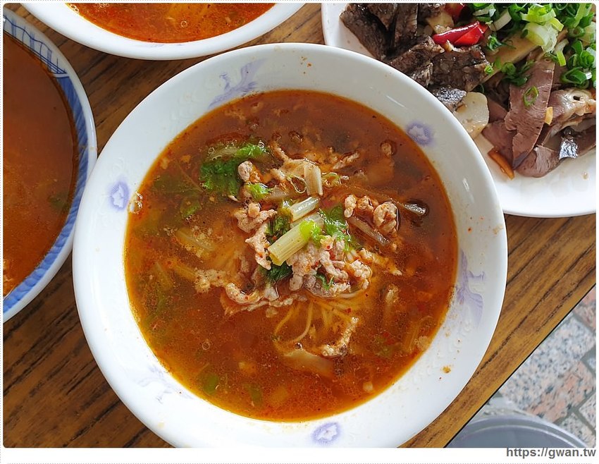 現點現炒、台南超好吃的榨菜肉絲麵，沒有招牌、門口大排長龍就是這一間！！