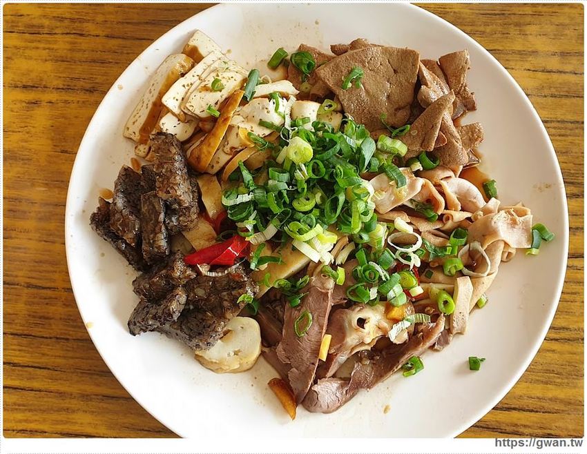 現點現炒、台南超好吃的榨菜肉絲麵，沒有招牌、門口大排長龍就是這一間！！