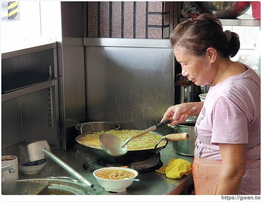 現點現炒、台南超好吃的榨菜肉絲麵，沒有招牌、門口大排長龍就是這一間！！
