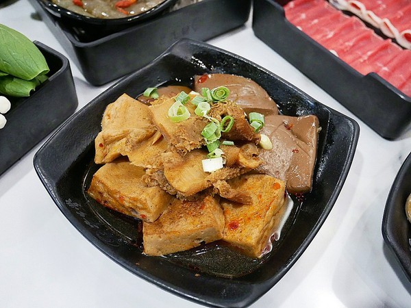 老先覺功夫窯燒鍋(二代店)：老先覺功夫窯燒鍋(台中漢口店)-台中西屯區火鍋  中部第一家二代店  氣氛、環境大大提升  餐點選擇更多  晉升為吃鍋的好朋友