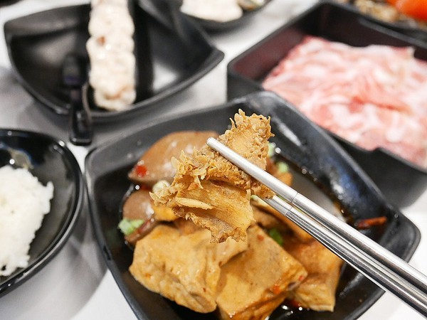 老先覺功夫窯燒鍋(二代店):老先覺功夫窯燒鍋(台中漢口店)-台中西屯區火鍋 中部第一家二代店 氣氛、環境大大提升 餐點選擇更多 晉升為吃鍋的好朋友