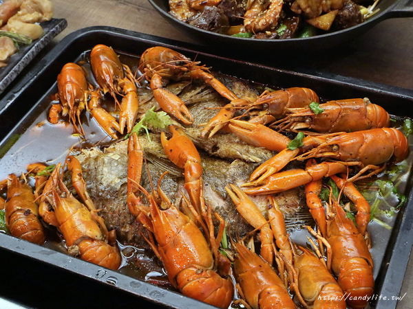 魚吃不吃：台中美食│魚吃不吃〃讓人念念不忘的道地麻辣重慶烤魚，香辣過癮，8/31前享85折優惠，再送上肥美的澳洲小龍蝦～