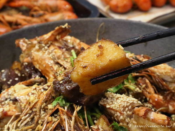 魚吃不吃：台中美食│魚吃不吃〃讓人念念不忘的道地麻辣重慶烤魚，香辣過癮，8/31前享85折優惠，再送上肥美的澳洲小龍蝦～