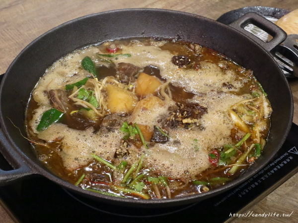 魚吃不吃：台中美食│魚吃不吃〃讓人念念不忘的道地麻辣重慶烤魚，香辣過癮，8/31前享85折優惠，再送上肥美的澳洲小龍蝦～