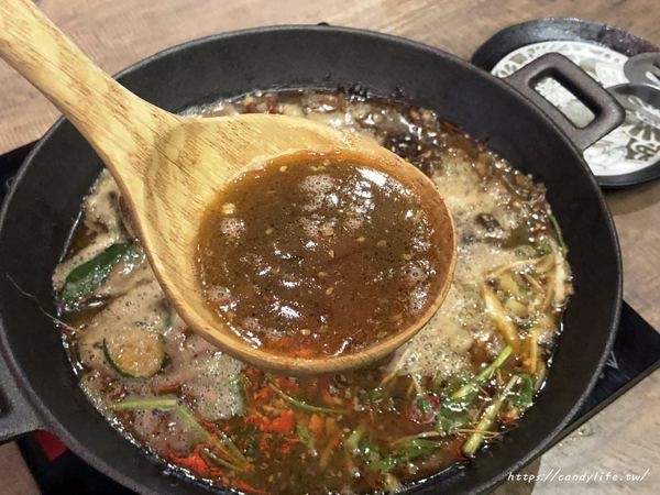 魚吃不吃：台中美食│魚吃不吃〃讓人念念不忘的道地麻辣重慶烤魚，香辣過癮，8/31前享85折優惠，再送上肥美的澳洲小龍蝦～