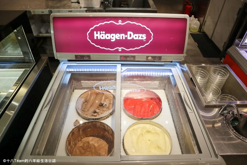 有小朋友最愛的雪碧、芬達、可樂，也有附設咖啡研磨機。