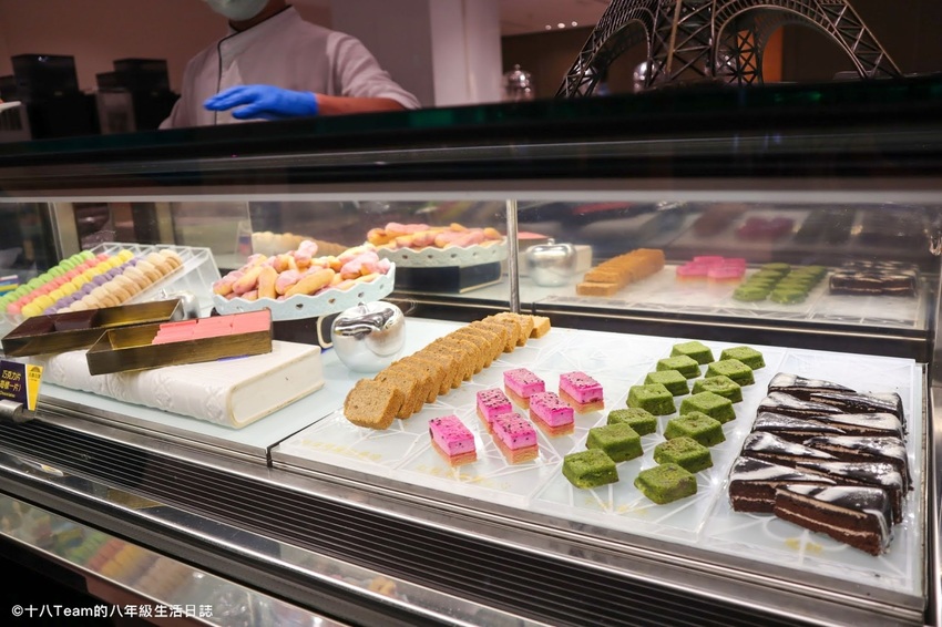 有小朋友最愛的雪碧、芬達、可樂，也有附設咖啡研磨機。