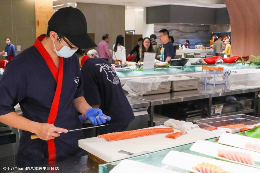 有小朋友最愛的雪碧、芬達、可樂，也有附設咖啡研磨機。
