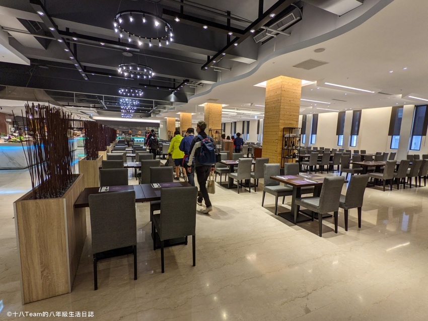 有小朋友最愛的雪碧、芬達、可樂，也有附設咖啡研磨機。