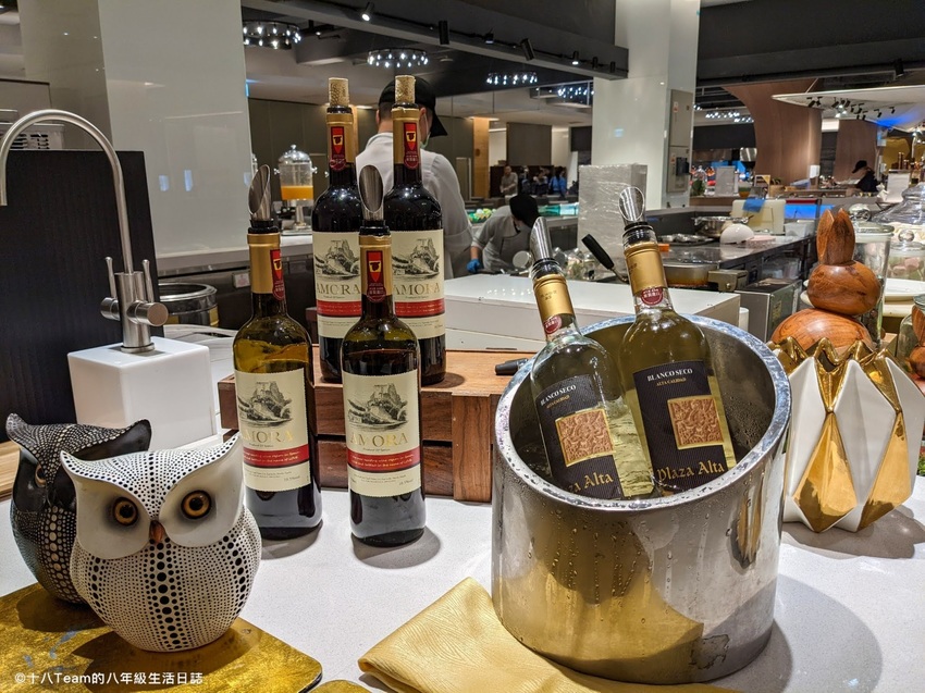 有小朋友最愛的雪碧、芬達、可樂，也有附設咖啡研磨機。