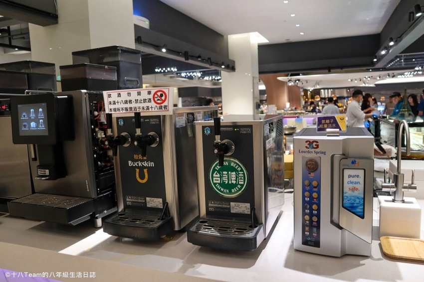 有小朋友最愛的雪碧、芬達、可樂，也有附設咖啡研磨機。