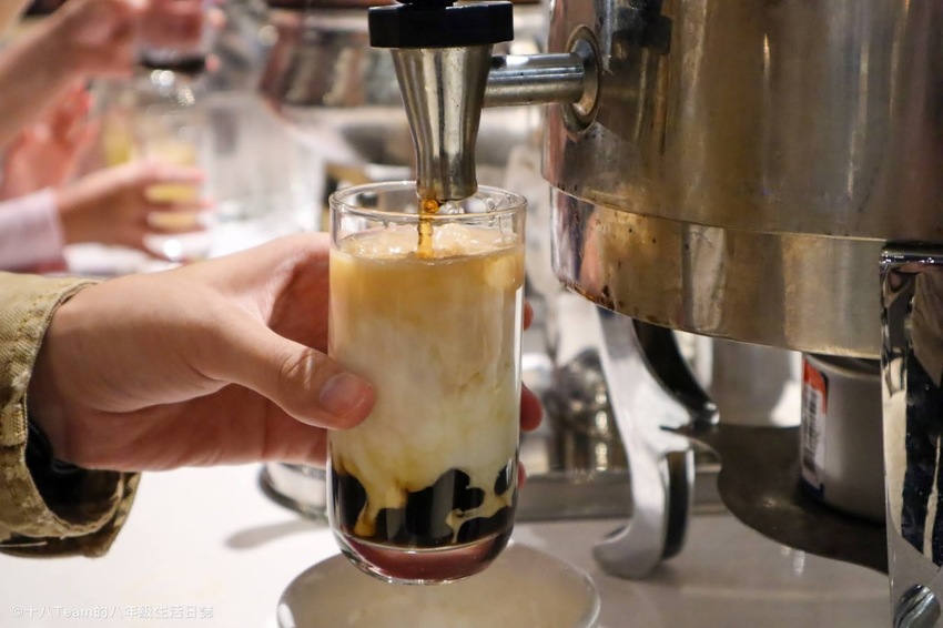 有小朋友最愛的雪碧、芬達、可樂，也有附設咖啡研磨機。